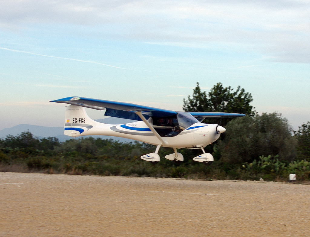 Ultraligero en aeródromo Maestrat